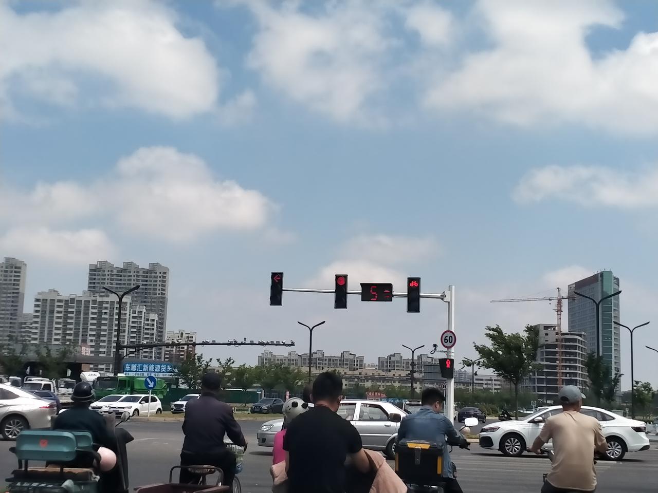红绿灯前拍个照。