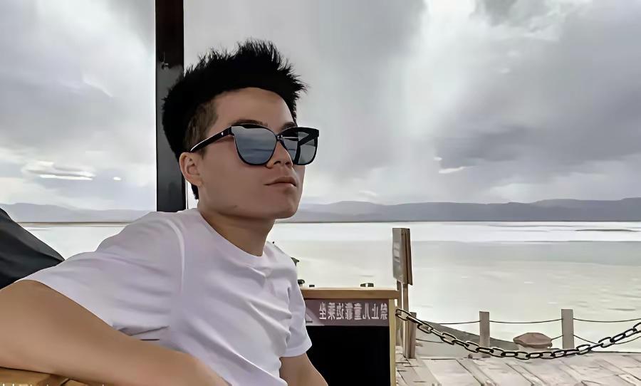 董宇辉这话，算是把家长和孩子之间那层窗户纸捅破了。你跟小学娃说“考个好高中