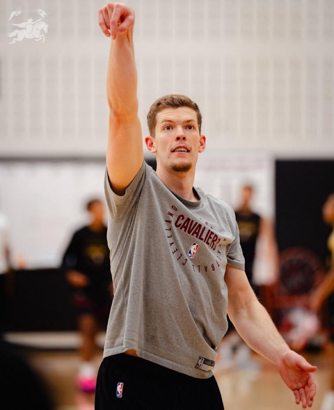 Scotto：骑士队与莱利·米尼克斯达成了一份双向合同。本赛季，米尼克斯在发展联