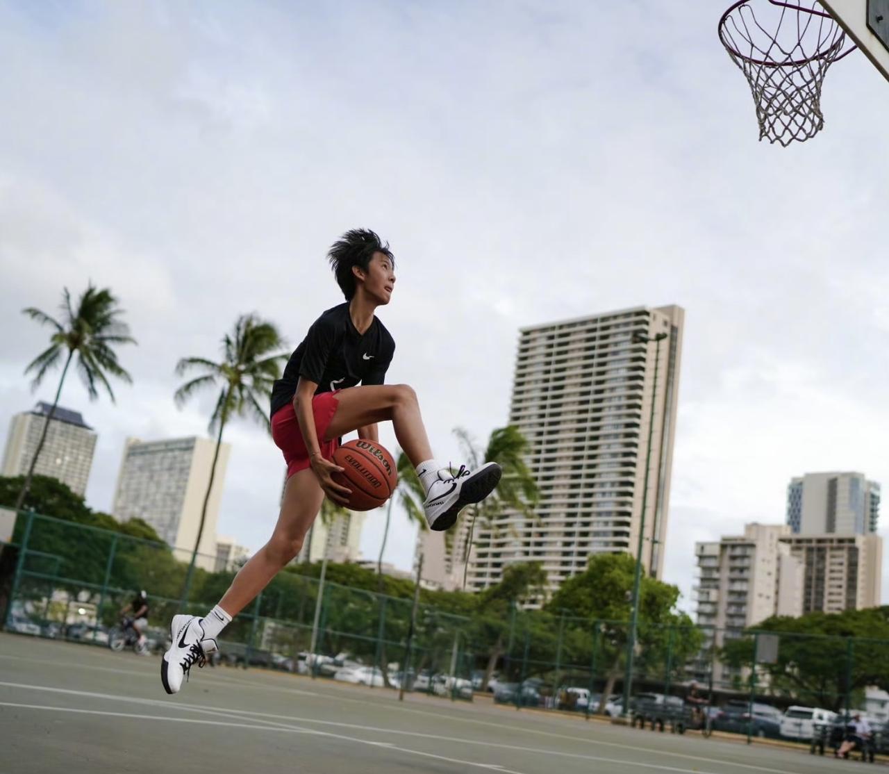 11月12日，邓超晒照为儿子庆生，并配文：“兄弟，生日快乐，爱你”，他太逗了，哈