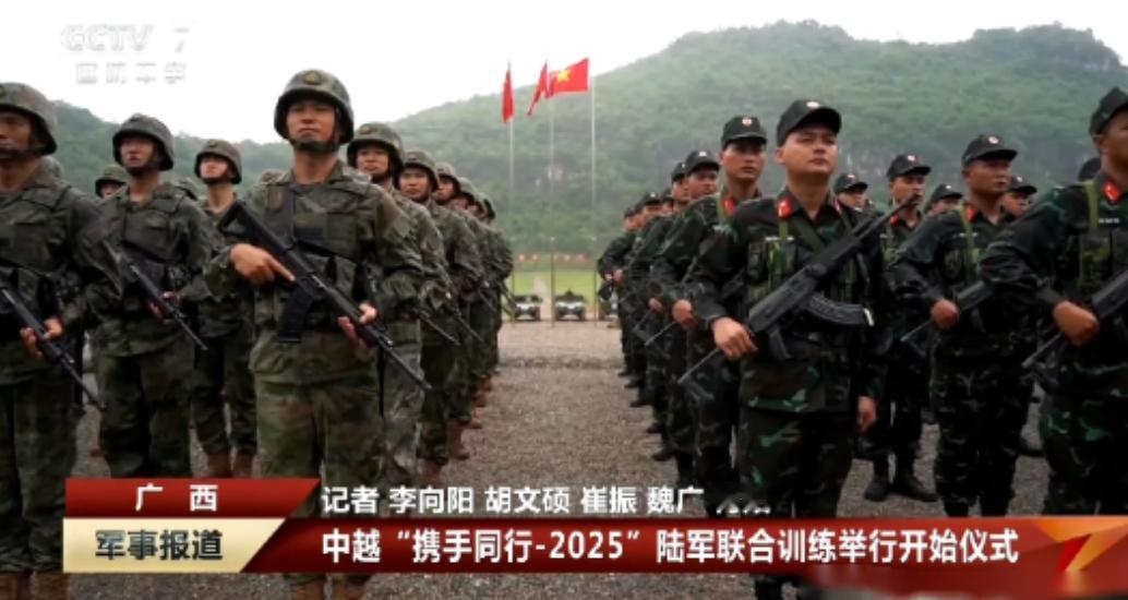 7月22日，越陆军举行联合训练开幕式，画面里的越军看到咱们的中方参演武器眼神都直