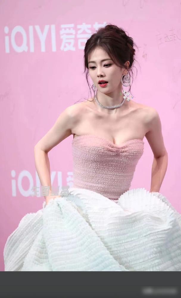 制片人争抢她，男演员却把她当兄弟？白鹿恋爱死因曝光！28位制片人抢着要她！