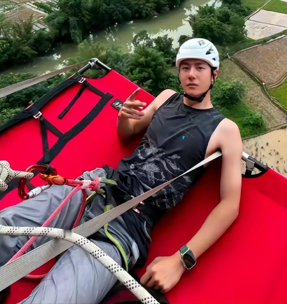 王一博手一滑。一下子就掉到水里了。最担心的事发生了。这事让人捏了把汗。