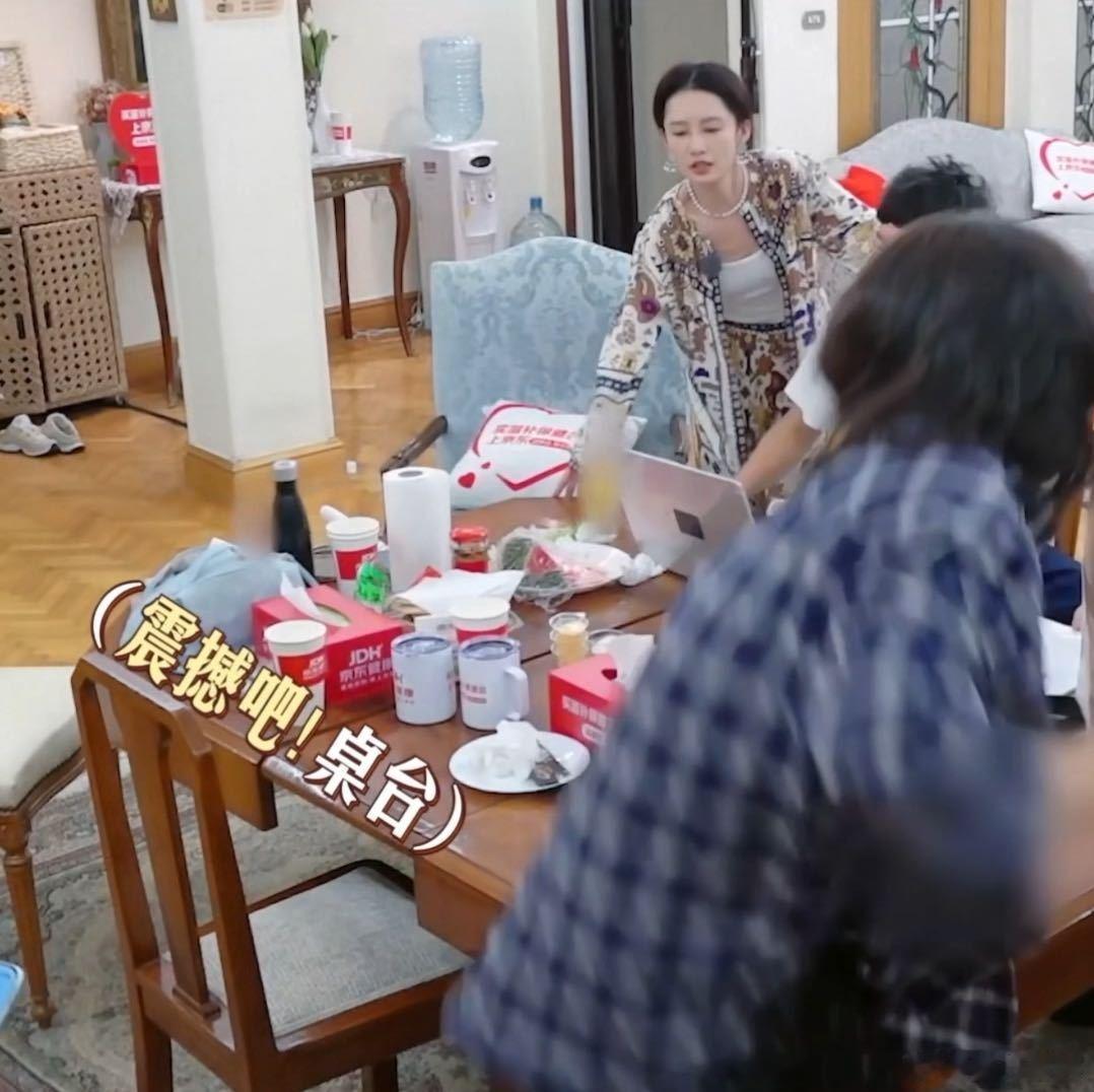 马思纯掀桌了马思纯找拍照位，刚一坐下，桌子就“罢工”翻了，那“哐当”一声，把所