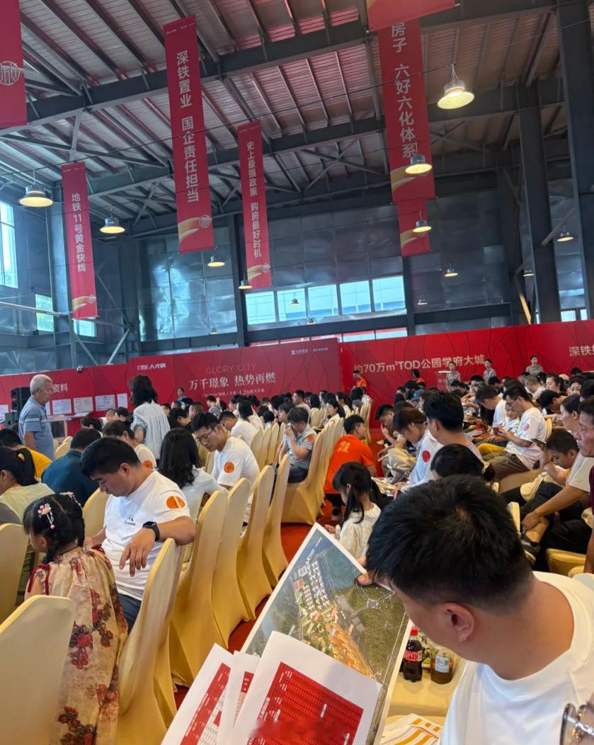 今天宝安松岗深铁璟城人才房选房，价格2.4万一平。主要是面积段70平2房，总价1