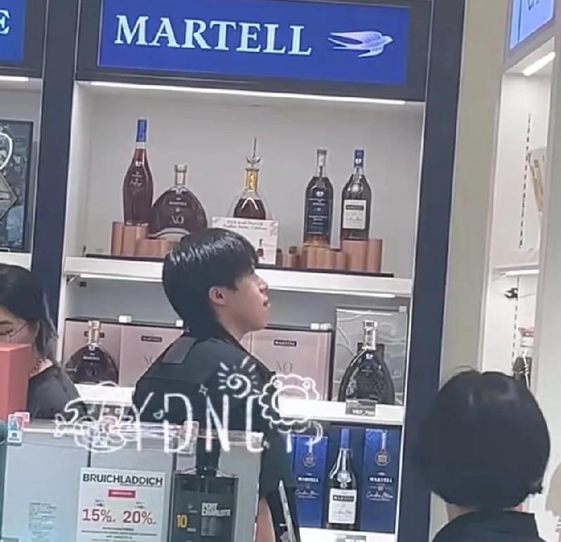 王楚钦在东京羽田机场店铺买酒！王楚钦对喝酒还挺有兴趣，几乎每次机场有时间都会看