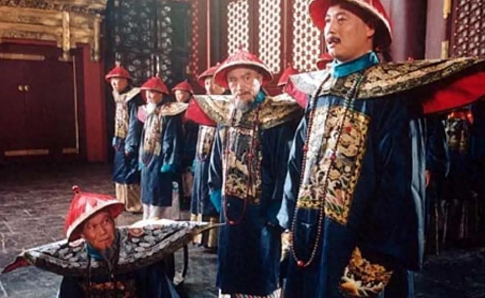 白天端坐知府衙门，夜晚却化身采花大盗作恶多端，林则徐仅凭一计便将其擒获！嘉庆