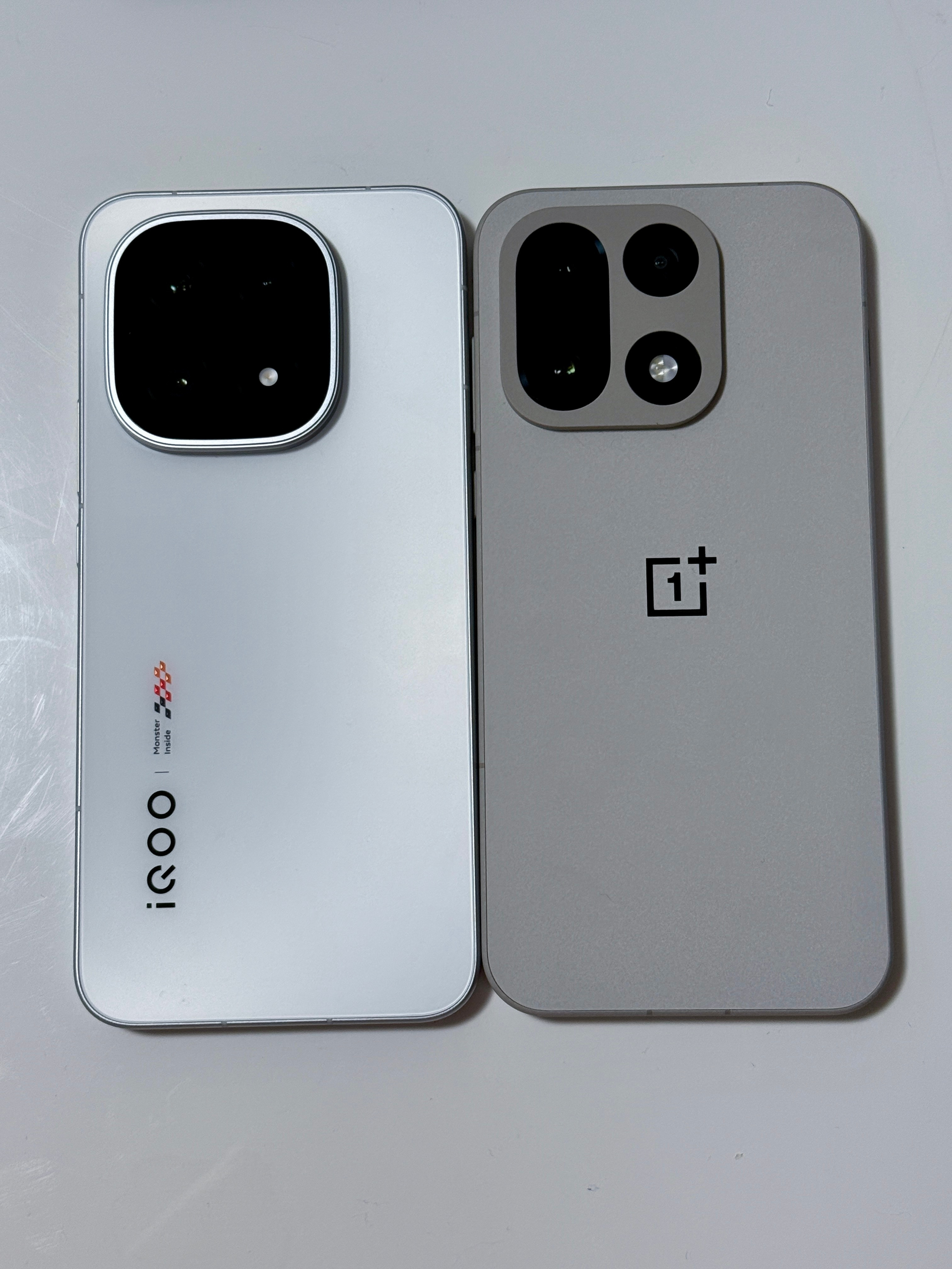 一加15和iQOO15这两放一起，你怎么选？单说外观的话，我会投iQOO15