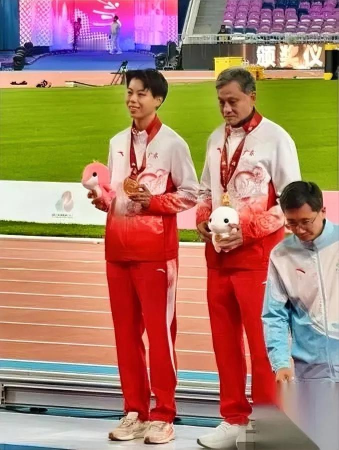 刘景扬合影有看点！旧跑鞋藏着啥秘密？咱刷到颁奖典礼合影时，一眼就注意到刘