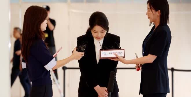 前总统夫妇，首次面临同时被拘押的关头…尹锡悦前总统的夫人金建希女士，6日