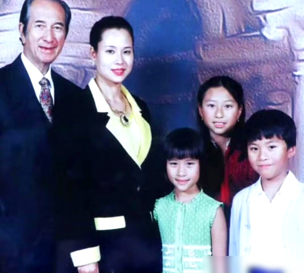 赌王家四房杀得你死我活，唯独这个护士出身的女人，把三个孩子全养废了。何超琼掌信德，何猷龙控新濠，四房