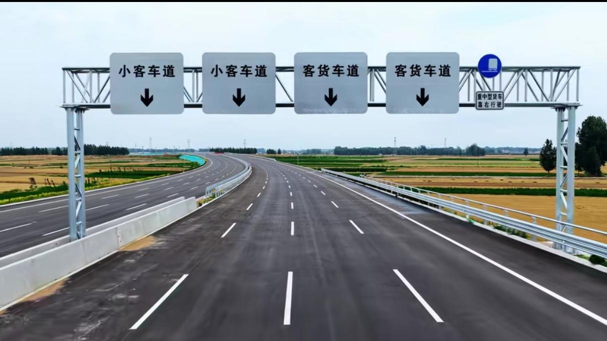 莒南G518国道改建工程迎来新进展！双向八车道已基本成型，预计6月底通车。通