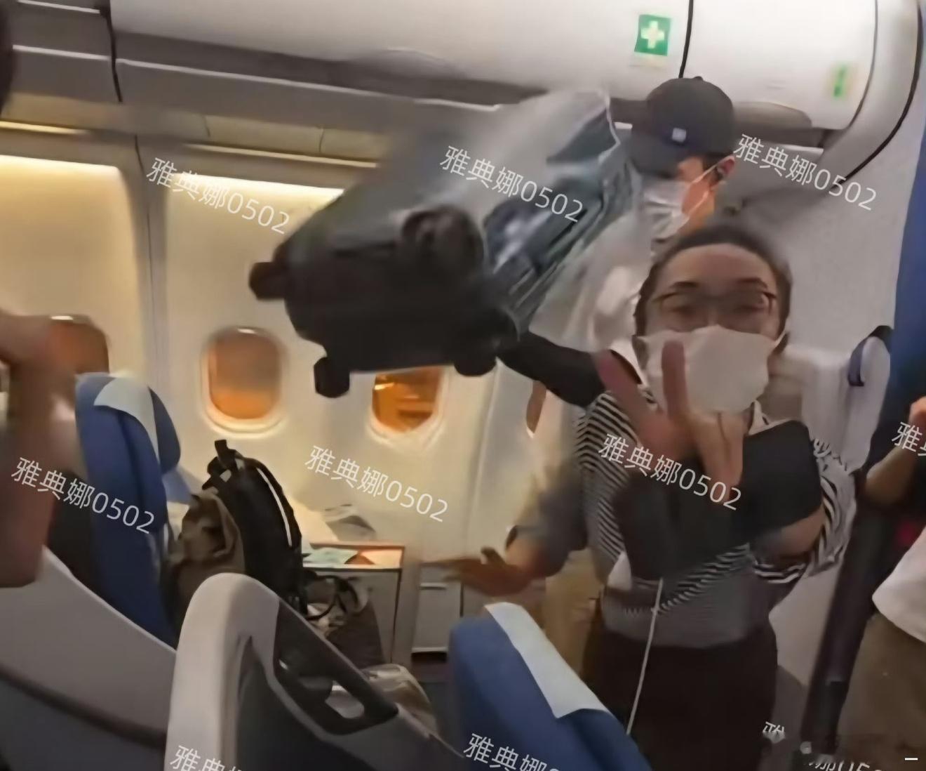 飞机上偶遇胡歌夫妇，他老婆黄曦宁个子不高其貌不扬但很凶很护夫。