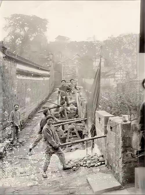 图片中是清朝时期的士兵，在拿着一种武器守卫城门，大家认得这是什么武器吗？看着这么