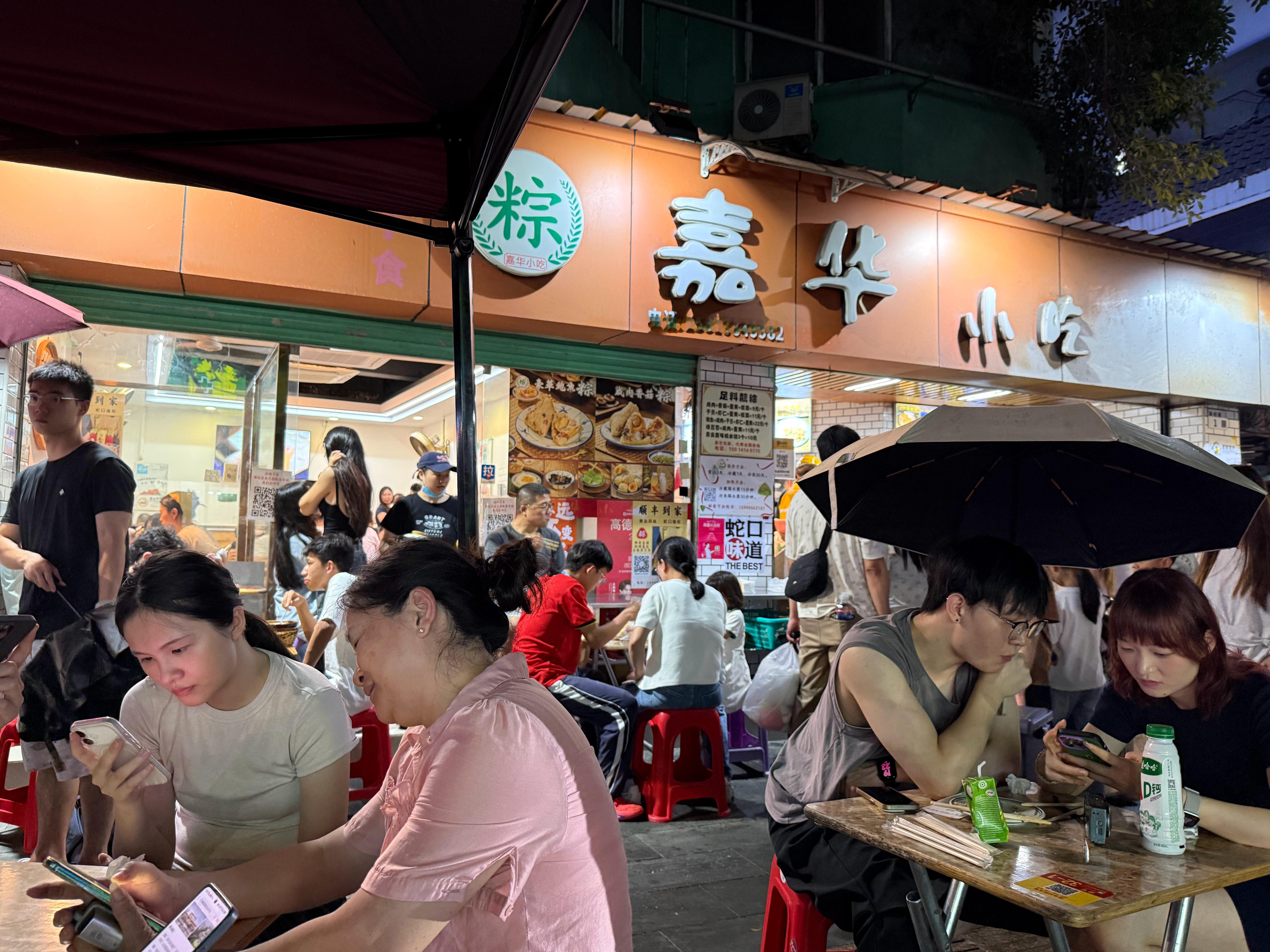 一个市井小店，前方待制作118份，还没有很多位置，我都坐路边了，但就是要来吃上一
