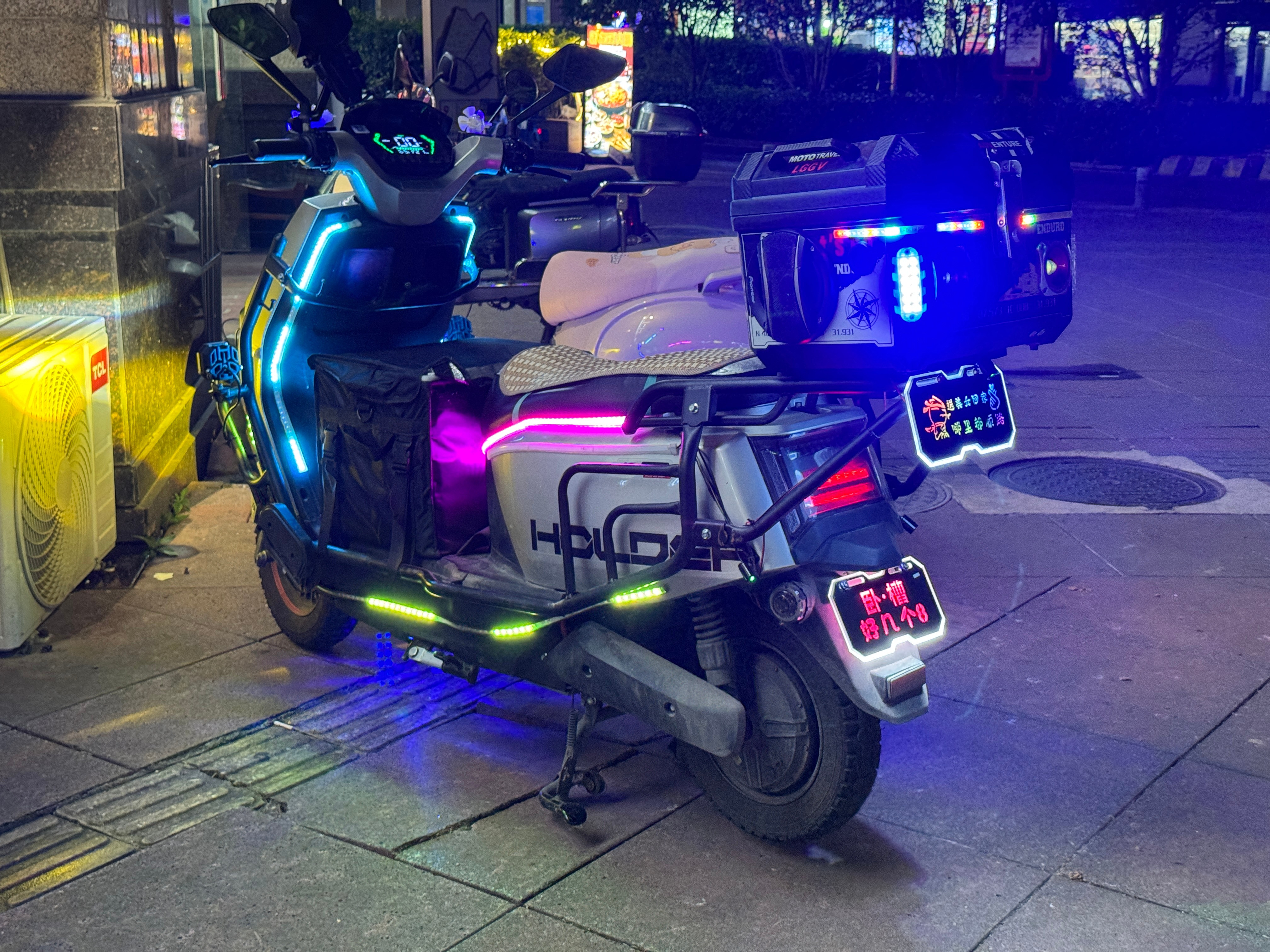 碰到一辆非常炫彩的电动车[doge]​​​