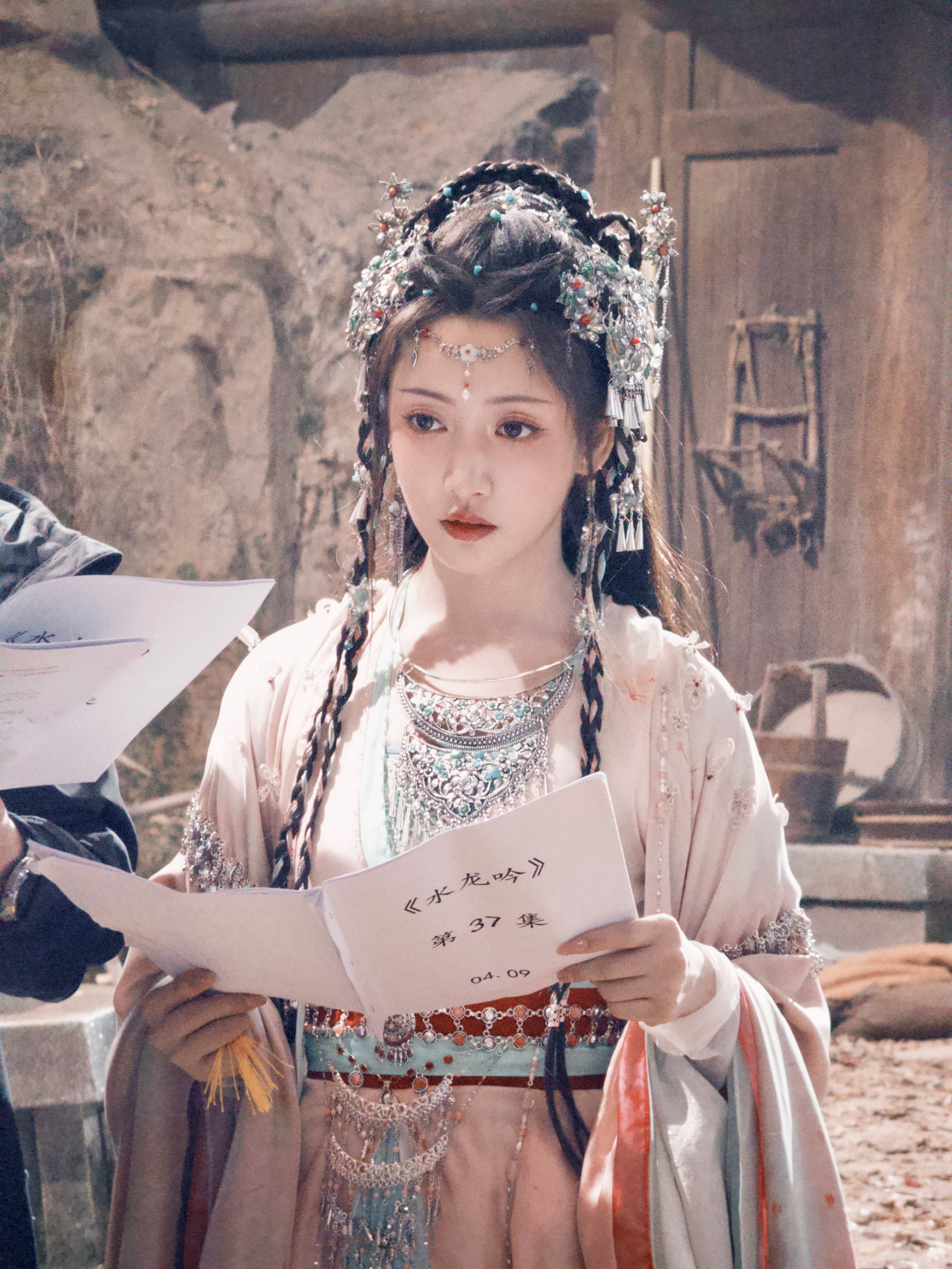 褪色版小红好美～～～工作室真的不多来几张正经剧照嘛www《水龙吟》红姑娘☽剧