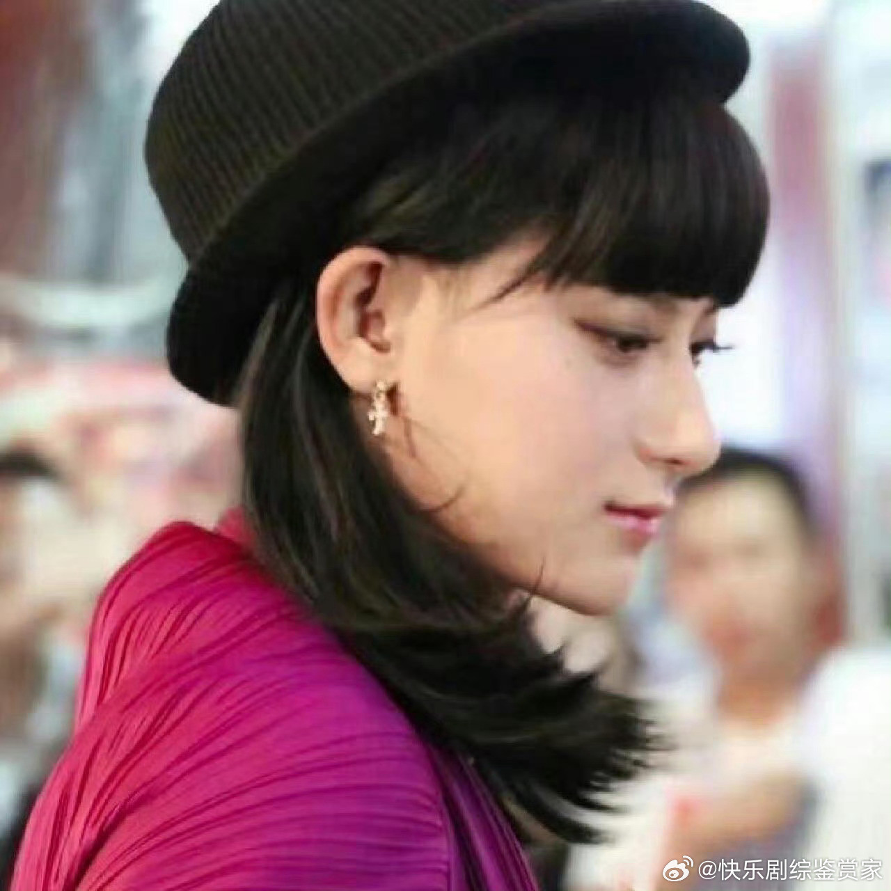 别说黄子韬女装还挺漂亮的，怪不得能被王鹤棣认成沈月和白鹿了王鹤棣把黄子韬女装认成