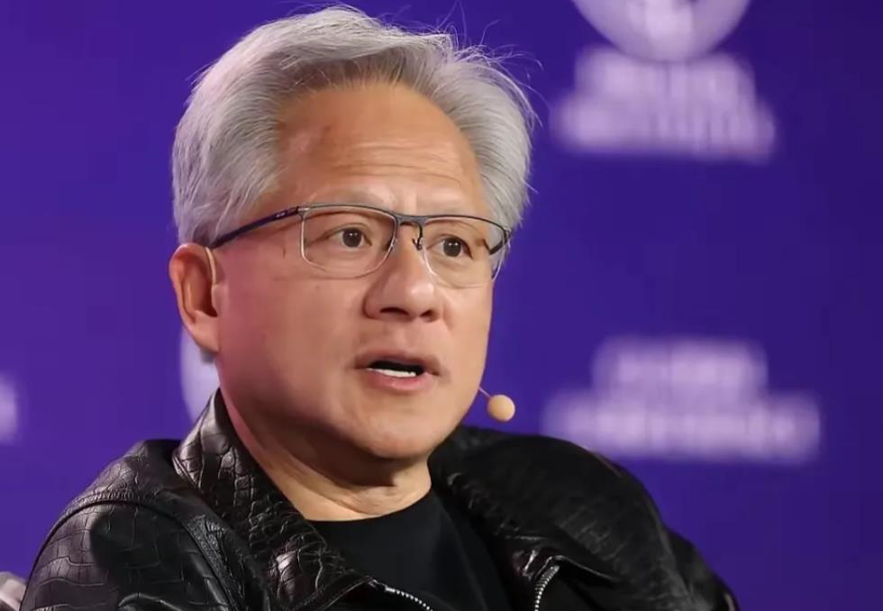“芯片刚被网信办点名，黄仁勋连夜跳出来喊冤”，这出戏码发生在7月31日到8月1日