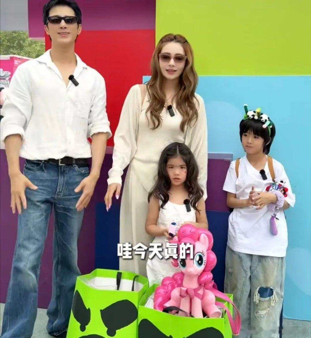 姜潮一家四口现身北京文创园闲逛，麦迪娜本人状态十分年轻，完全看不出已经生育两个孩