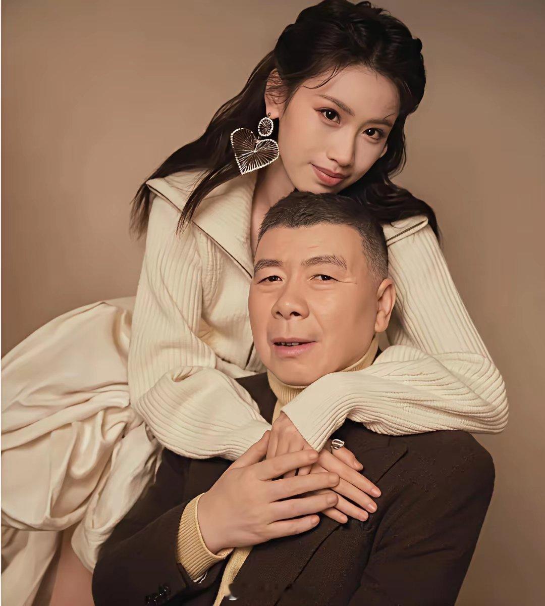 发现没有，朵朵只要和冯小刚在一起拍照，就有一种傲娇和挑衅的眼神，肢体语言更是亲密