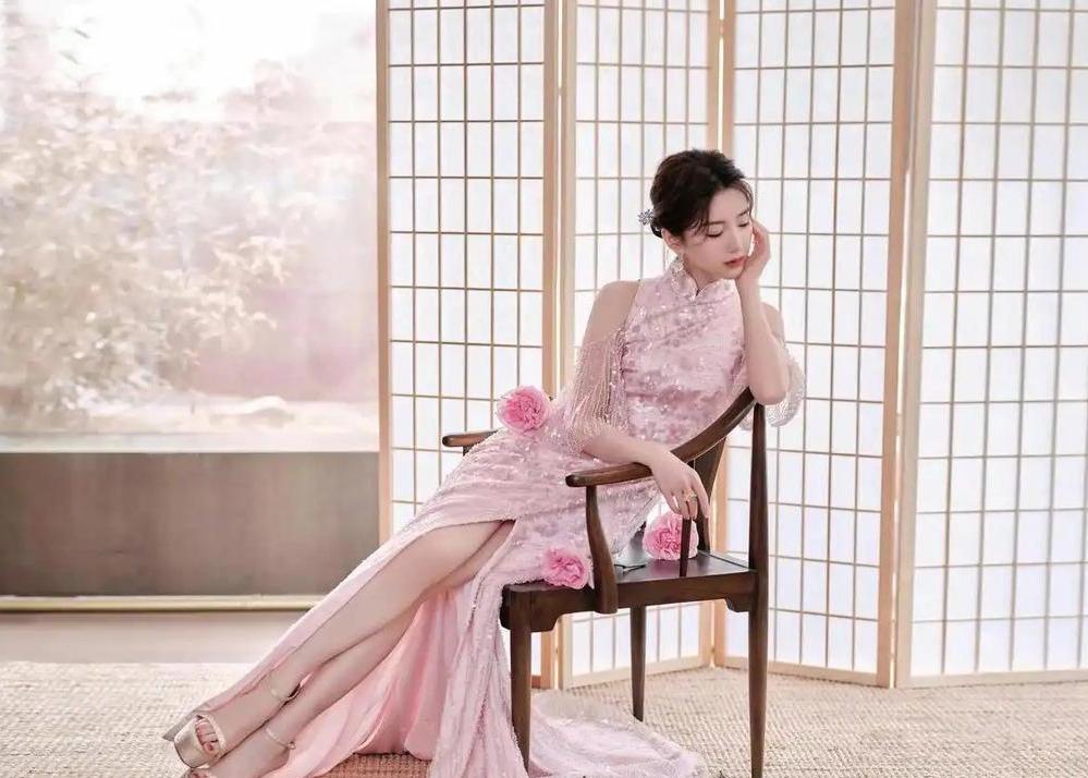毛晓彤美腿，又白又光滑[赞][赞]娱乐美腿控妩媚动人