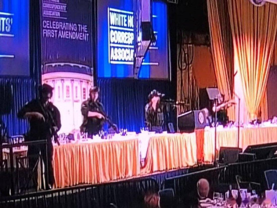 在白宫记者晚宴突然一声巨响，特朗普被紧急带离现场。在晚宴进行过程中，现场突然传