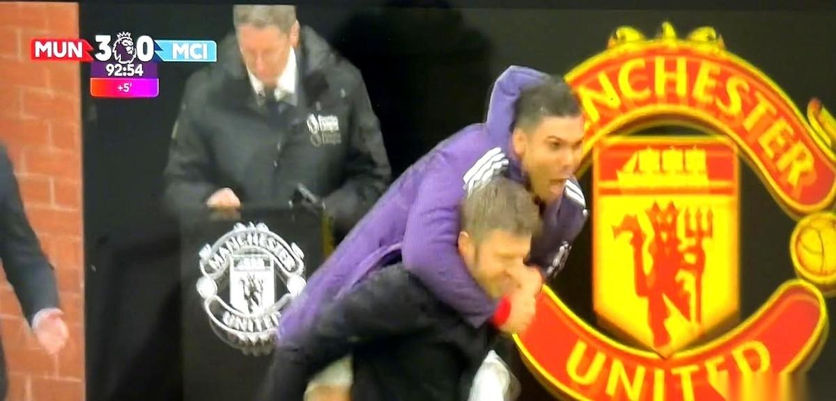 看到胖虎（卡塞米罗）一把抱住卡里克那个劲儿，我心里那块石头，“咣当”一下就落地了