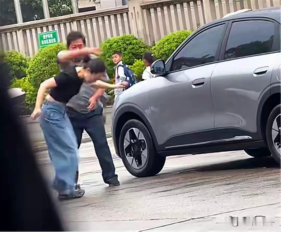 干保安的呢，有些人，我其实不想讲难听话。那天把电瓶车停在路边停车位上，注意，画