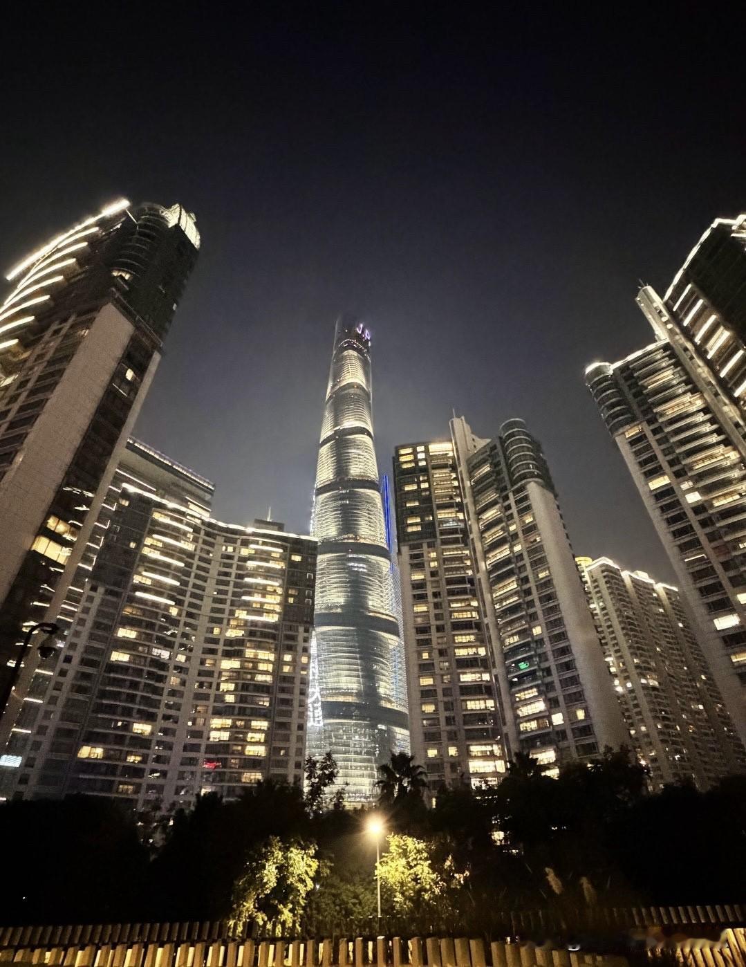 预测一下北京房价明年（2026年）的走势。第一，如果明年不出任何政策，包括国