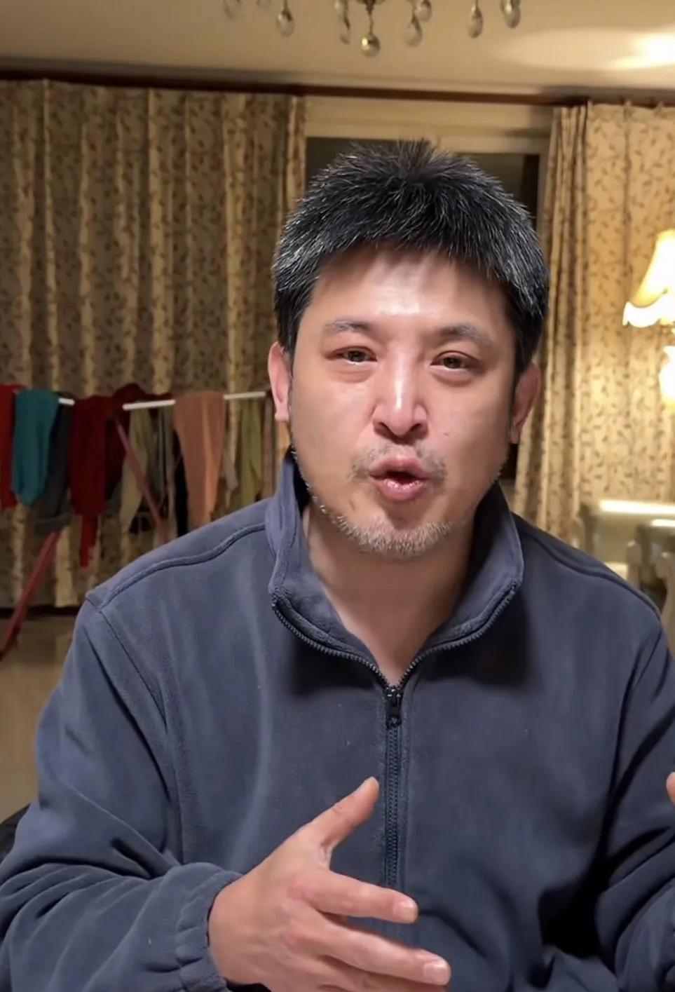 别信他“哭穷卖惨”，那滴眼泪背后，是四年没上春晚的男人被逼到墙角的反击。营销号