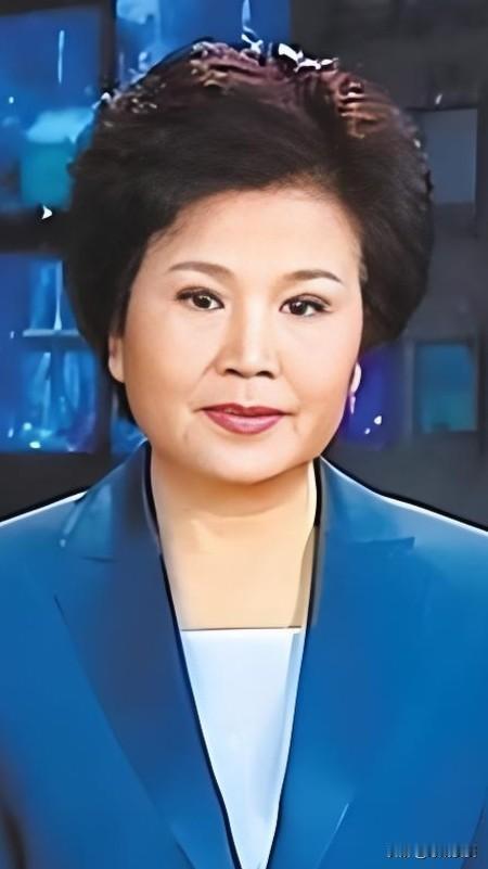 谁能认出来当年她是家喻户晓的央视“国脸”邢质斌啊，满头白发看着温和慈祥，褪去荧幕