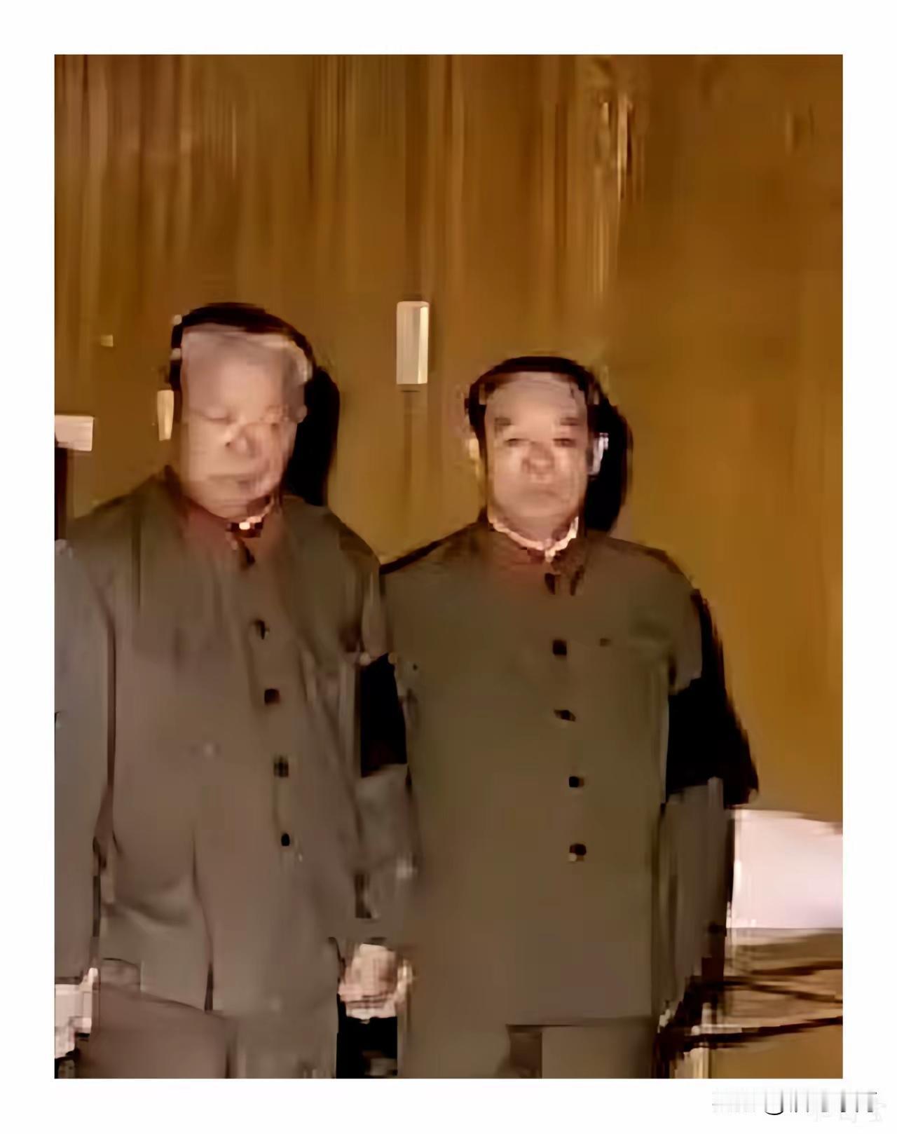 这张守灵老照片看哭无数人：两位伟人手拉手，扛起1976的中国重量1976年