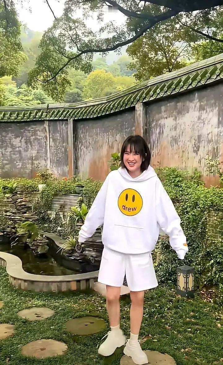 郭京飞在羊汤馆那句“你片酬低，这顿该你请”，本是句玩笑，结果呢？姚安娜反手就抢