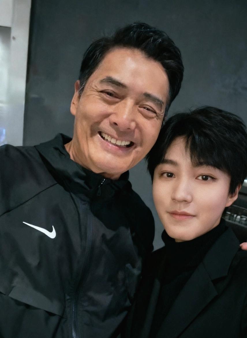 周润发和王俊凯发合照，看自报身高王俊凯比发哥还多报了2cm，实际身高矮了7公分都