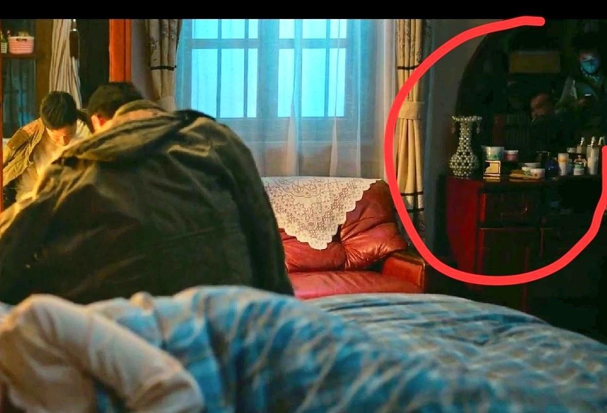 王传君给《罚罪2》玩砸了？刘天也床上的镜子，竟照出了两个低头玩手机的场务！这