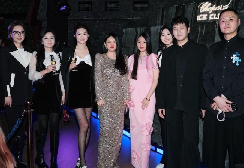 豪门千金王诗龄一回国就排面拉满！李湘火速安排高端局、拍杂志、见顶流名媛，粉色丝绒