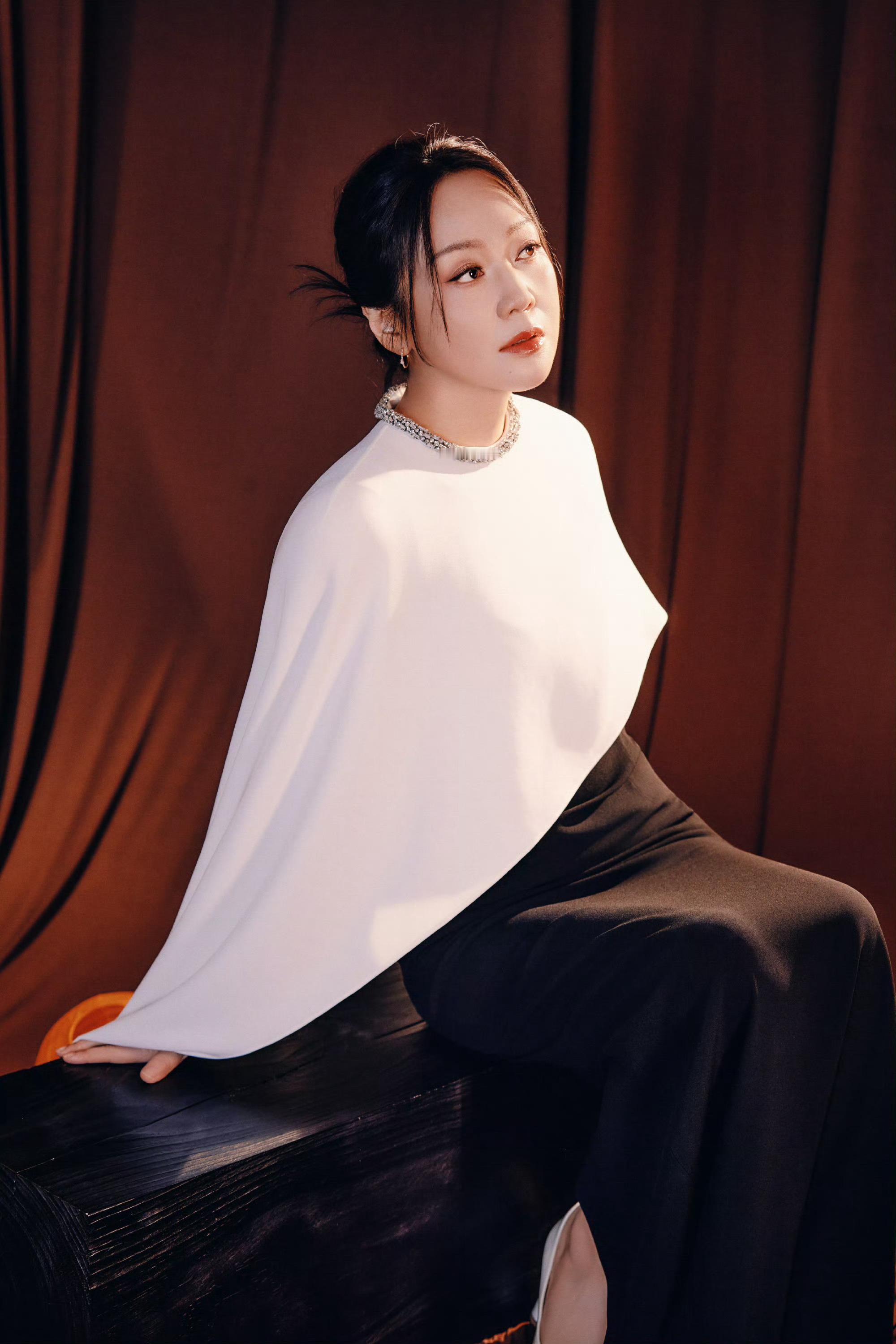 微醺女王闫妮端庄到不像她​​​