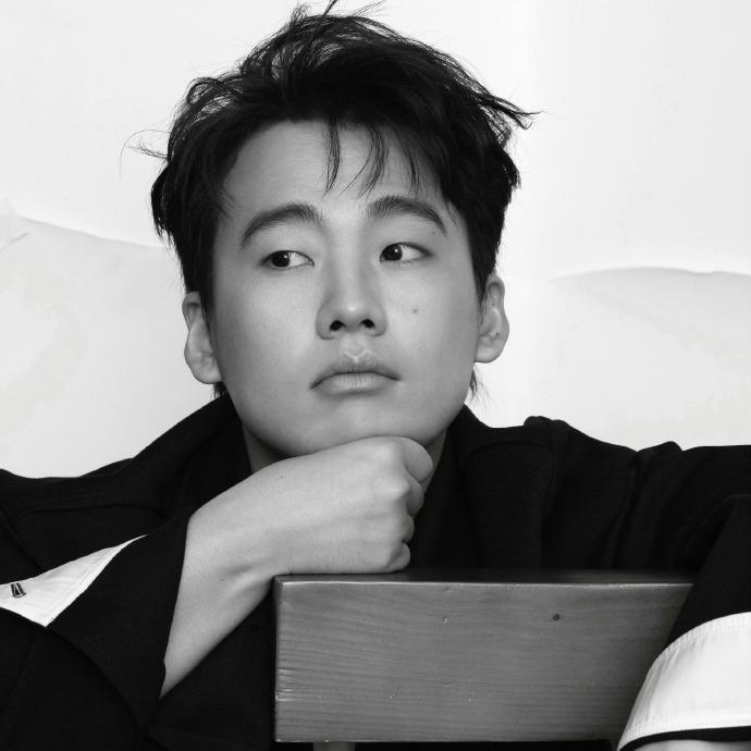 郭麒麟新戏《从红月开始》开机，四月初将在成都拍摄！提到成都，德云社粉丝瞬间有了兴