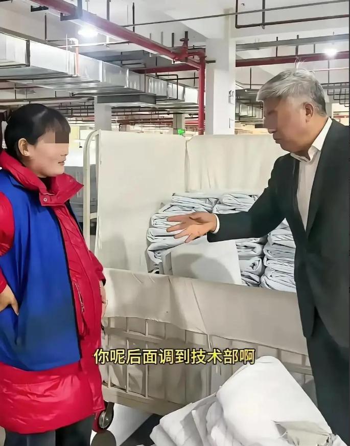 安徽宣城一家工厂，老板巡视时看见一名怀孕女工正弯腰搬货。肚子快顶到箱子了。她还在