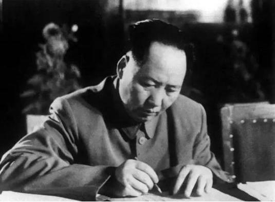 1964年，我国原子弹爆炸成功的那个晚上，毛主席书房的灯光亮到了很晚。突然，守在