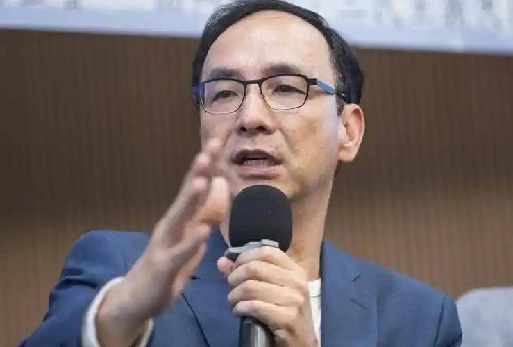 朱立伦藏都藏不住了，简直就是一个“暗独分子”！他宣称要同时对抗“红共”和“绿共”