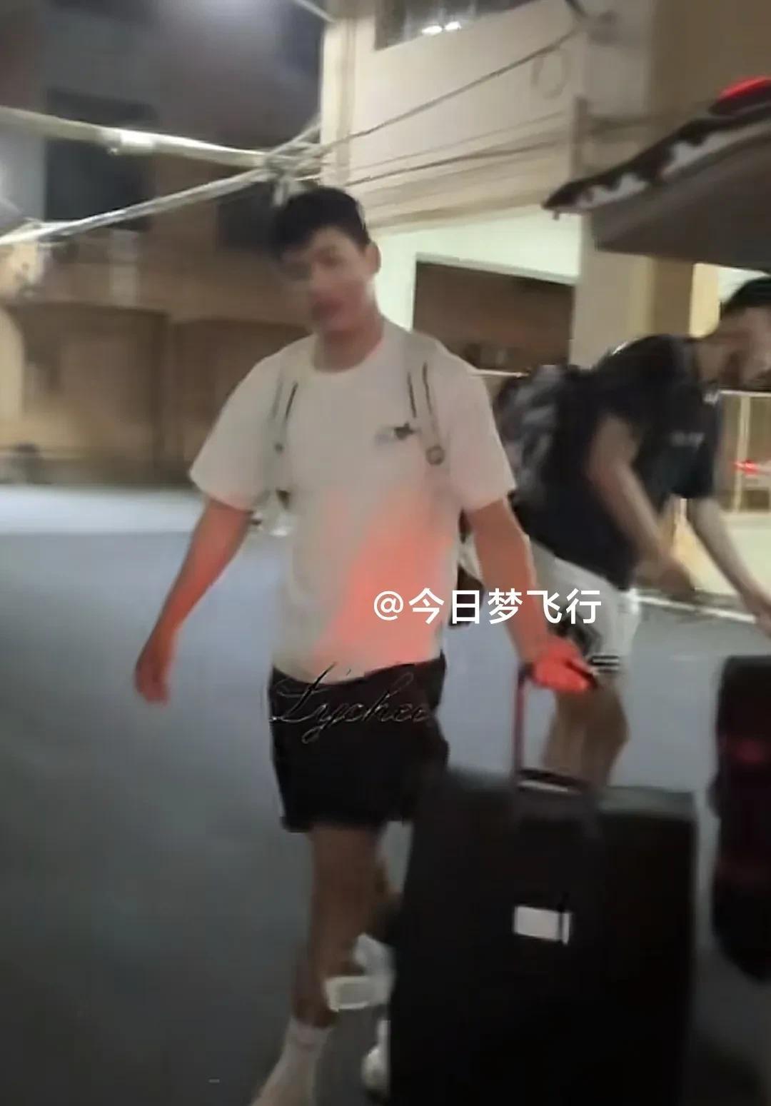 国青世界杯双王陈家政回到宏远俱乐部！昨晚，陈家政回到了广东宏远篮球俱乐部，国青