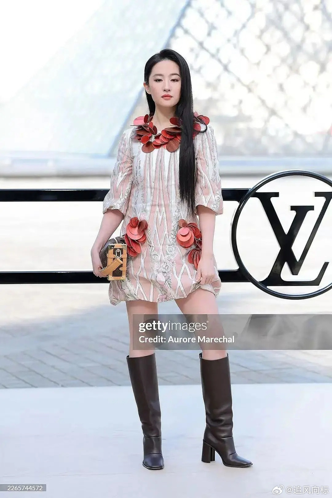 刘亦菲这种表情感觉就是想显示高级感脸没垮