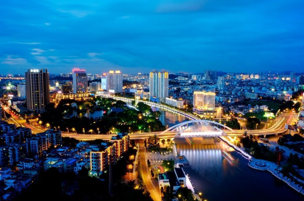 2015年10月，中山市房价均价5703元；2016年10月，中山市房价均价8