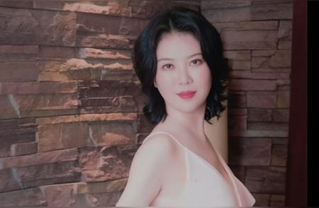 少妇的风韵，有一种沉静的坚定。