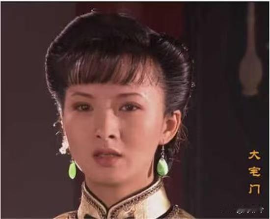两版香秀，都让人不喜欢！尤其是第一部《大宅门》里的香秀，看着就让人反感，也不知