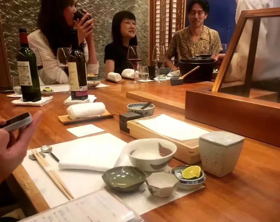 太难得了，黑泽良平带着林志玲和朋友聚会，谁能想到林志玲能嫁给日本人，还会夫唱妇随