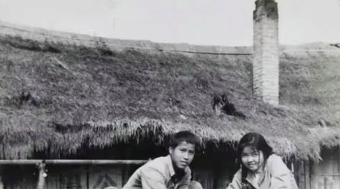 1973年，北京知青郑庆全在延安农村看场院。夜里抓到偷粮的寡妇王秋玲，她男人五年