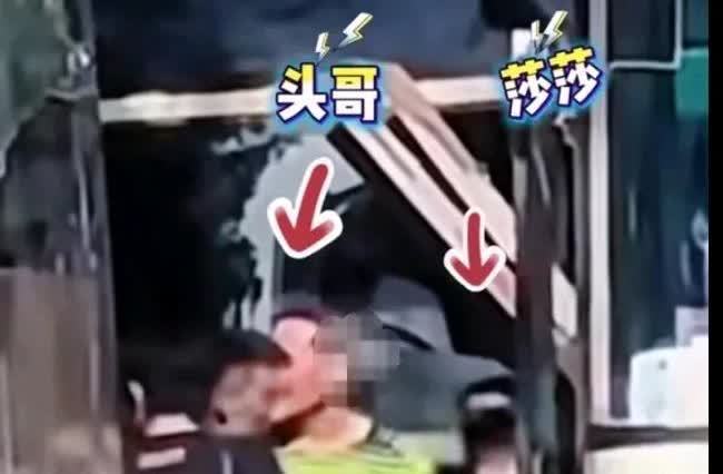 哥姐已经悄悄的幸福了很久。出发多哈的时候，队员们在楼下集合准备上大巴车，在拥挤的